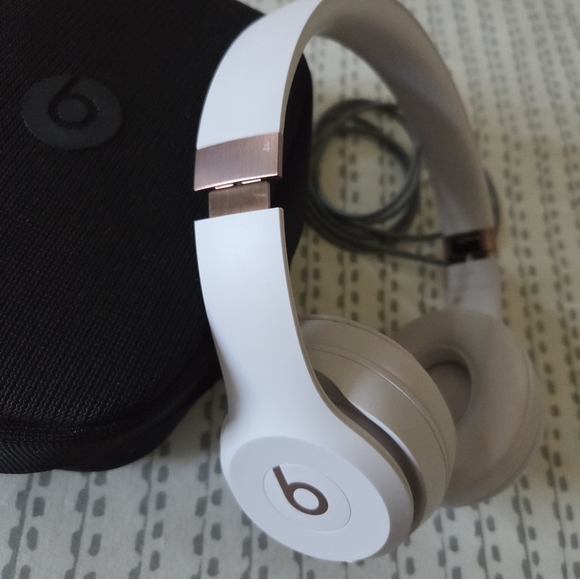 Beats Solo 4 Wireless Headphones - Picture 4 of 5
